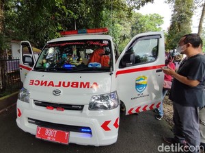 Unik! Ambulans di Ciamis Dihias Gambar Kartun hingga Mainan