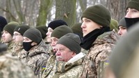 Warga sipil berbaris dalam latihan perang menghadapi ancaman perang dari Rusia. Ukraina yang kaya cadangan alam kerap terlibat ketegangan dengan Rusia.