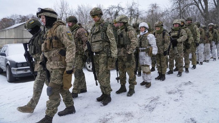 Ancaman Invasi Rusia, Warga Sipil Ukraina Ikut Latihan Militer Members of Ukraine's Territorial Defense Forces, volunteer military units of the Armed Forces, train in a city park in Kyiv, Ukraine, Saturday, Jan. 22, 2022. Dozens of civilians have been joining Ukraine's army reserves in recent weeks amid fears about Russian invasion. (AP Photo/Efrem Lukatsky)