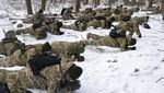 Semangat Warga Sipil Ukraina Berlatih Militer Meski Dingin-Bersalju