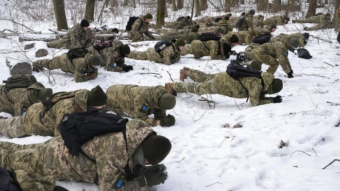 Members of Ukraines Territorial Defense Forces, volunteer military units of the Armed Forces, train in a city park in Kyiv, Ukraine, Saturday, Jan. 22, 2022. Dozens of civilians have been joining Ukraines army reserves in recent weeks amid fears about Russian invasion. (AP Photo/Efrem Lukatsky)