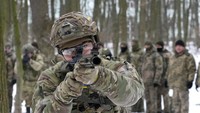 Seperti dilansir CNN, Minggu (23/1/2022), Kedutaan Besar (Kedubes) Amerika Serikat di Ukraina meminta Departemen Luar Negeri mengizinkan seluruh staf non esensial agar dapat segera meninggalkan Ukraina. Namun seorang juru bicara Departemen Luar Negeri mengatakan pihaknya belum dapat mengumumkan soal evakuasi saat ini.