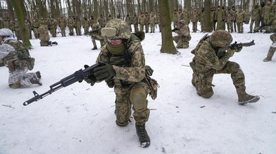 Semangat Warga Sipil Ukraina Berlatih Militer Meski Dingin-Bersalju