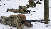 Kondisi Ukraina terkait ancaman serangan Rusia kian panas. Rusia bahkan telah mengirim lebih dari 100.000 tentaranya.
