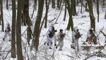 Semangat Warga Sipil Ukraina Berlatih Militer Meski Dingin-Bersalju