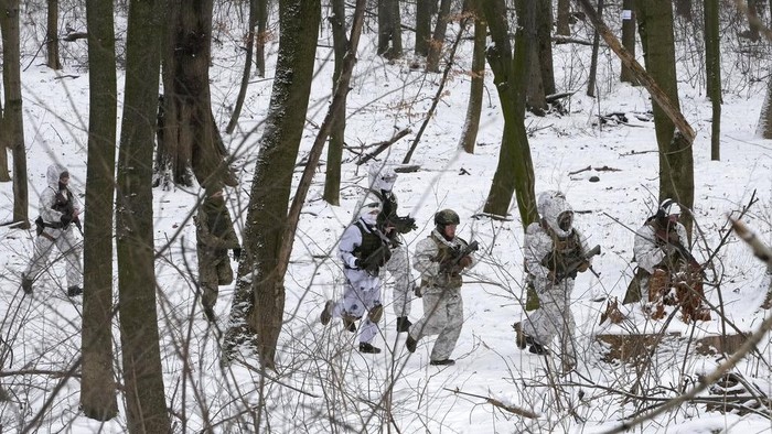 Members of Ukraines Territorial Defense Forces, volunteer military units of the Armed Forces, train in a city park in Kyiv, Ukraine, Saturday, Jan. 22, 2022. Dozens of civilians have been joining Ukraines army reserves in recent weeks amid fears about Russian invasion. (AP Photo/Efrem Lukatsky)
