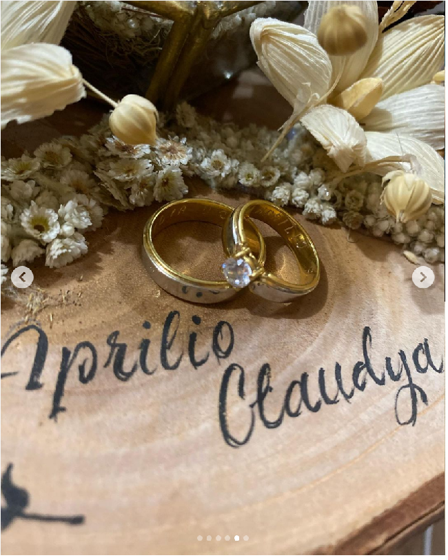 Sementara itu melalui unggahan di Instagram c.cvanrhyn, Claudya memperlihatkan cincin pertunangannya dengan Manganang. Cincin tersebut berupa kombinasi emas putih dan kuning. Cincin untuk Claudya tampak dihiasi berlian. Foto: Dok. Instagram @c.cvanrhyn