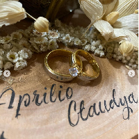 Sementara itu melalui unggahan di Instagram c.cvanrhyn, Claudya memperlihatkan cincin pertunangannya dengan Manganang. Cincin tersebut berupa kombinasi emas putih dan kuning. Cincin untuk Claudya tampak dihiasi berlian. Foto: Dok. Instagram @c.cvanrhyn