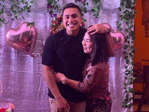 Most Pop: Momen Tunangan Aprilio Manganang, Atlet Voli Putri yang Jadi Pria