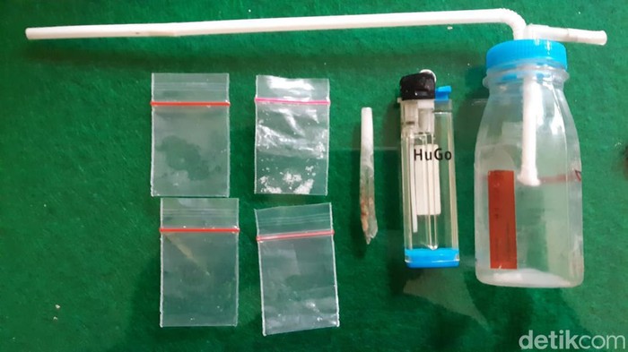 Seorang ASN di Sumenep ditangkap polisi karena mengkonsumsi sabu. Barang bukti yang diamankan yakni 0,23 gram sabu dan alat hisapnya