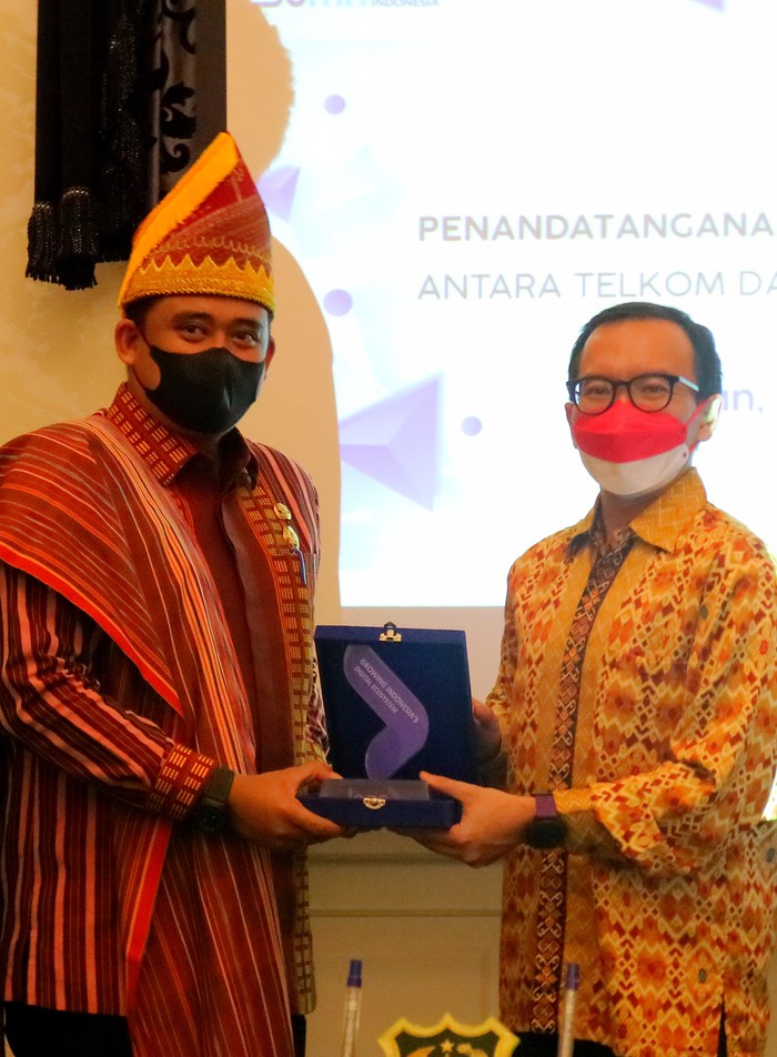 Beragam Produk dan Layanan Guna Akselerasi Digitalisasi Sebagai upaya akselerasi digitalisasi Indonesia sekaligus sejalan dengan langkah untuk transformasi perusahaan telekomunikasi digital, PT Telkom Indonesia (Persero) Tbk (Telkom) terus menghadirkan berbagai produk dan layanan digital sebagai solusi kebutuhan masyarakat.