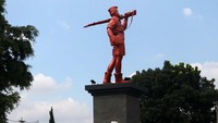 Patung yang berdiri tegak itu adalah monumen Tentara Pelajar (TP) atau Tentara Republik Indonesia Pelajar (TRIP). Pada masanya, Tentara Pelajar adalah kesatuan militer yang ikut mempertahankan kemerdekaan Indonesia beranggotakan pelajar dan mahasiswa.