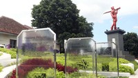 Selain dapat berswafoto, karena lokasi taman ini sangat instagramnable, Anda juga dapat berwisata sejarah. Ada tiga stand kaca yang berisikan cerita sejarah Tentara Pelajar yang bisa dilihat wisatawan.