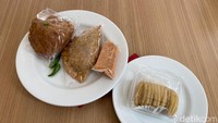 Kalau mau ngemil kue yang ringan. Bisa pesan Getuk (Rp 9.000),  Pastel Sayur ( Rp 12.000) dan Tahu Isi (Rp 12.000). Minumannya ada menu Ice Caffe Latte (Rp 28.000) ala RSPI yang tak kalah jika harus bersanding dengan kopi kekinian lainnya. Foto: detikFood