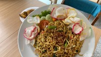 afe RSPI masih memiliki ragam menu makanan utama lainnya, seperti Mie Goreng Sambal Matah seharga Rp 31.000. Foto: detikFood