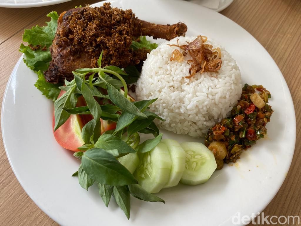 Cafe RSPI : Nostalgia Nasi Goreng Puspita dan Tahu Isi Kantin Rumah Sakit
