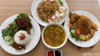 Kantin RSPI sejak dulu fokus menyajikan makanan khas Indonesia dan Asia. Ada lebih dari 150 menu makanan yang tersedia di Cafe RSPI ini, tapi yang paling populer dari dulu ada Nasi Goreng Puspita (Rp 39.000), hingga  Nasi Bebek Goreng Kemangi (Rp 50.000). Foto: detikFood