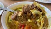 Tongsengnya jenis premium yang menggunakan daging kambing tanpa lemak. Lengkap dengan irisan kol, cabe rawit merah, serta tomat segar. Daging kambingnya melimpah, dengan kuah tongseng kental yang legit. Kalau suka pedas, bisa tambahkan sambal rawit cairnya yang sedikit asam untuk menambah jejak rasa lain. Foto: detikFood