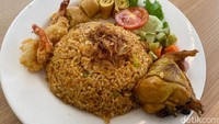 Meski namanya makanan dari kantin rumah sakit, rasa makanan di sini tidak ada yang hambar. Untuk Nasi Goreng Puspita Misalnya, nasi goreng ini disajikan dengan udang goreng tepung, ayam goreng kuning, dan irisan telur dadar. Foto: detikFood