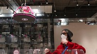Robot-robot menyajikan sejumlah hidangan dari atas langit-langit dan diturunkan sampai ke meja makan. Robot-robot itu juga bukan hanya mengantarkan makanan, tetapi juga memasak sejumlah olahan nasi, mie hingga burger. (AP/Jae C. Hong)
