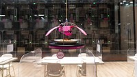 Makanan diantarkan ke meja secara robotik di ruang makan pusat media utama di Olimpiade Musim Dingin 2022, di Beijing, China, Senin, (24/1/2022).  (AP/Jae C. Hong)