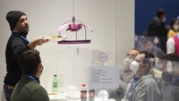 Pemesannya bisa langsung menikmati hidangan di meja makan tanpa harus berkerumun di konter makanan. (AP/David J. Phillip)