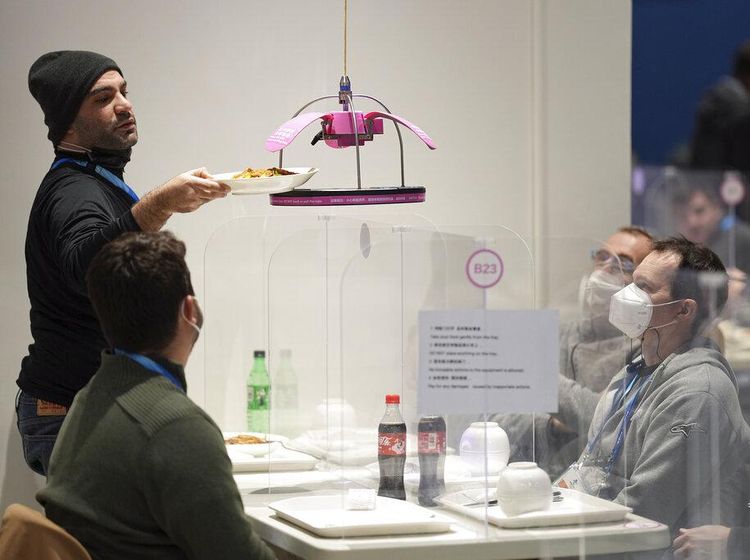 Canggih! Olimpiade Beijing 2022 Gunakan Robot untuk Sajikan Makanan