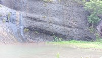 Apabila orang yang meminta sesuatu di Curug Cipuringgis tidak jujur, maka akan ada teror dari para penghuni makhluk halus di sana. Tapi itu hanya kepercayaan warga setempat saja. (Aldi Nur Fadillah/detikTravel)