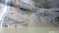 Beberapa kali Curug Cipuringgis menjadi lokasi semedi orang-orang pintar. Pernah ada kelompok ulama yang berkunjung ke situ untuk wirid. Tak sedikit orang bersemedi untuk meminta kekayaan dan menguntungkan diri pribadi. Itu yang salah kaprah. (Aldi Nur Fadillah/detikTravel)