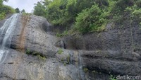 Dulunya daerah ini merupakan area perkebunan Tuan Cerman dan pesawahan zaman Belanda. Nama Curug Cipuringgis sendiri diberikan oleh warga lokal karena konon sebagian besar wilayah ini terutup kebun bambu sehingga menghasilkan suara yang meringis, terus warga menyebutnya Cipuringgis. (Aldi Nur Fadillah/detikTravel)
