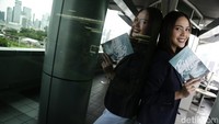 Biru Kelana segera menyapa para penggemar Della Dartyan dan dapat menikmati buku perdananya. Foto: Muhammad Ridho