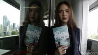 Della Dartyan dikenal sebagai pemeran Arini dalam film Love for Sale 1 dan Love for Sale 2 segera menerbitkan buku berjudul Biru Kelana.  Foto: Muhammad Ridho