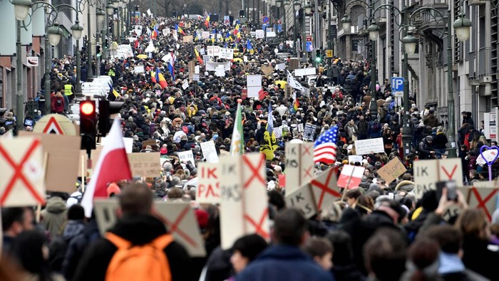 Demo Tolak Vaksin di Belgia Berujung Ricuh Ribuan warga di Belgia turun ke jalan menolak vaksinasi COVID-19. Aksi unjuk rasa yang digelar di ibu kota Belgia itu pun berakhir ricuh. Ini potretnya.