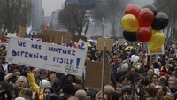 Para demonstran juga mengkritik kebijakan wajib vaksin untuk beraktivitas di tempat umum maupun mengikuti kegiatan tertentu. AP Photo/Olivier Matthys.