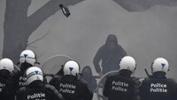 Aksi unjuk rasa menolak vaksin COVID-19 itu pun berujung ricuh. Bentrok antara pedemo dan polisi tak terhindarkan. AP Photo/Geert Vanden Wijngaert. 