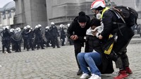  Sejumlah pedemo merusak gedung dan melempar pagar pembatas ke arah polisi. AP Photo/Geert Vanden Wijngaert.