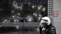Akibatnya, polisi menembakan gas air mata untuk membubarkan demonstran. AP Photo/Geert Vanden Wijngaert.