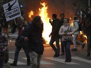 Wartawan Diserang saat Demo Tolak Vaksin di Belgia