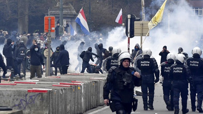 Ribuan warga di Belgia turun ke jalan menolak vaksinasi COVID-19. Aksi unjuk rasa yang digelar di ibu kota Belgia itu pun berakhir ricuh. Ini potretnya.