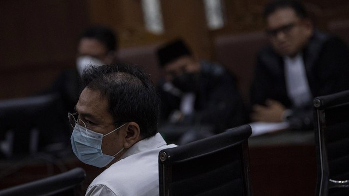Dituntut 50 Bulan Bui, Hak Politik Azis Syamsuddin Juga Dicabut Azis Syamsuddin dituntut 4 tahun dan 2 bulan penjara. Selain itu, jaksa juga menuntut agar hak politik Azis Syamsuddin juga dicabut selama 5 tahun.
