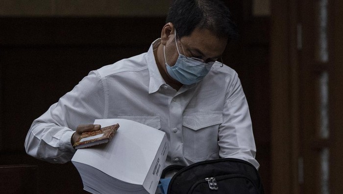 Azis Syamsuddin dituntut 4 tahun dan 2 bulan penjara. Selain itu, jaksa juga menuntut agar hak politik Azis Syamsuddin juga dicabut selama 5 tahun.