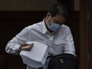 Tuntutan 50 Bulan Penjara Azis Syamsuddin Gegara Suap Robin Miliaran