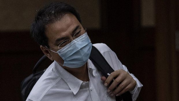 Azis Syamsuddin dituntut 4 tahun dan 2 bulan penjara. Selain itu, jaksa juga menuntut agar hak politik Azis Syamsuddin juga dicabut selama 5 tahun.