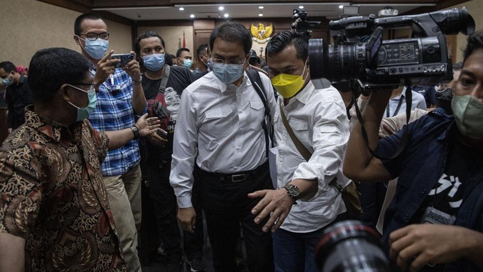 Dituntut 50 Bulan Bui, Hak Politik Azis Syamsuddin Juga Dicabut Azis Syamsuddin dituntut 4 tahun dan 2 bulan penjara. Selain itu, jaksa juga menuntut agar hak politik Azis Syamsuddin juga dicabut selama 5 tahun.