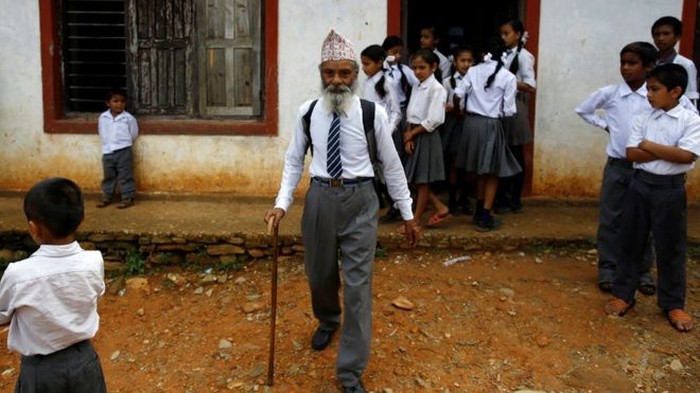 Durga Kami, salah satu siswa SMA tertua di dunia asal Nepal.