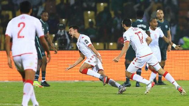 Tunisia's forward Youssef Msakni (C)   celebrates after scoring the opening goal during the Africa Cup of Nations (CAN) 2021 round of 16 football match between Nigeria and Tunisia at Stade Roumde Adjia in Garoua on January 23, 2022. (Photo by Daniel BELOUMOU OLOMO / AFP)