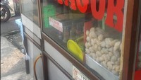 Disajikan tanpa kulit pangsit, adonan batagor yang digoreng garing di Batagor Gembira cocok untuk camilan. Bumbu kacangnya yang kental dan pekat begitu nikmat dan dibanderol dengan harga yang murah Rp 5 ribuan saja. Foto: Istimewa