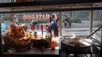 Berada di sisi Jalan Anggrek Cakra, tepatnya tak jauh dari kawasan Kampus Binus Syahdan, ada Batagor Anggrek yang terkenal kelezatannya. Seporsi batagor bisa dibeli mulai dari Rp8 ribuan. Foto: Istimewa