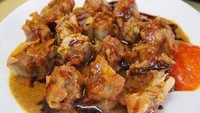 Hadir sejak puluhan tahun silam, Batagor Nardi punya rasa gurih yang unik karena menggunakan sedikit parutan kelapa. Dibanderol seharga Rp5 ribu per porsi, batagor gerobakan di Pasar Pedok ini laris manis setiap pagi. Foto: Istimewa