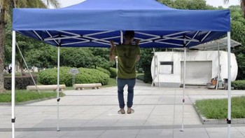 Orang yang difoto ini seolah lagi terangkat. Foto: reddit.com/confusing_perspective